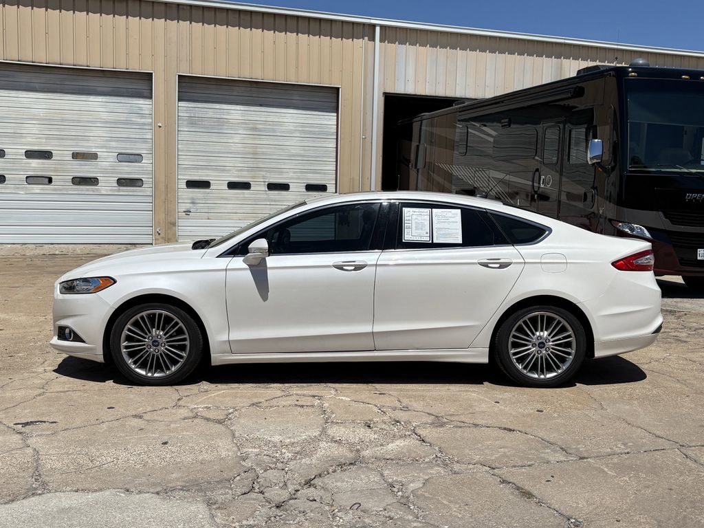 Used 2015 White Platinum Clearcoat Metallic Ford SE image 8