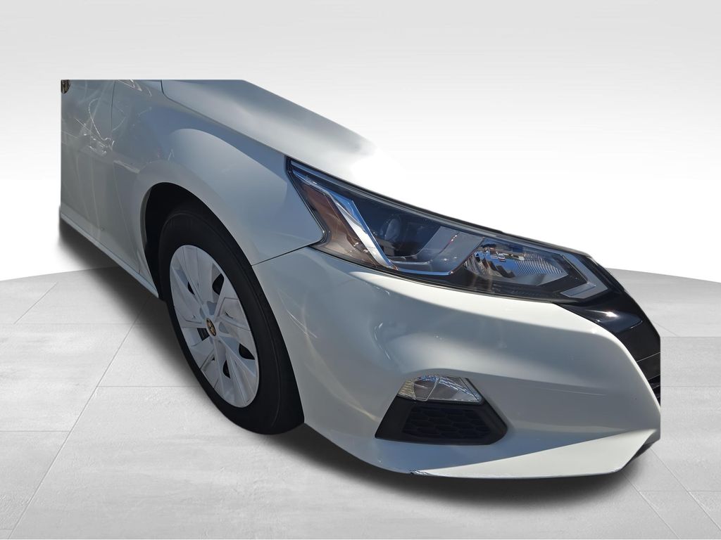 Glacier White 2019 Nissan Altima Sedan Front-Wheel Drive Continuously Variable Transmission