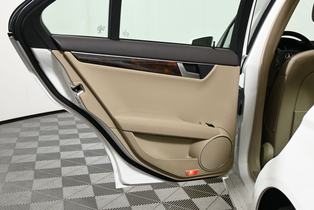 Thumbnail: 2014 Mercedes-Benz C-Class - 32