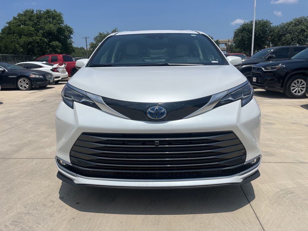 2025 Toyota Sienna Platinum 7-Passenger Hybrid FWD's photo