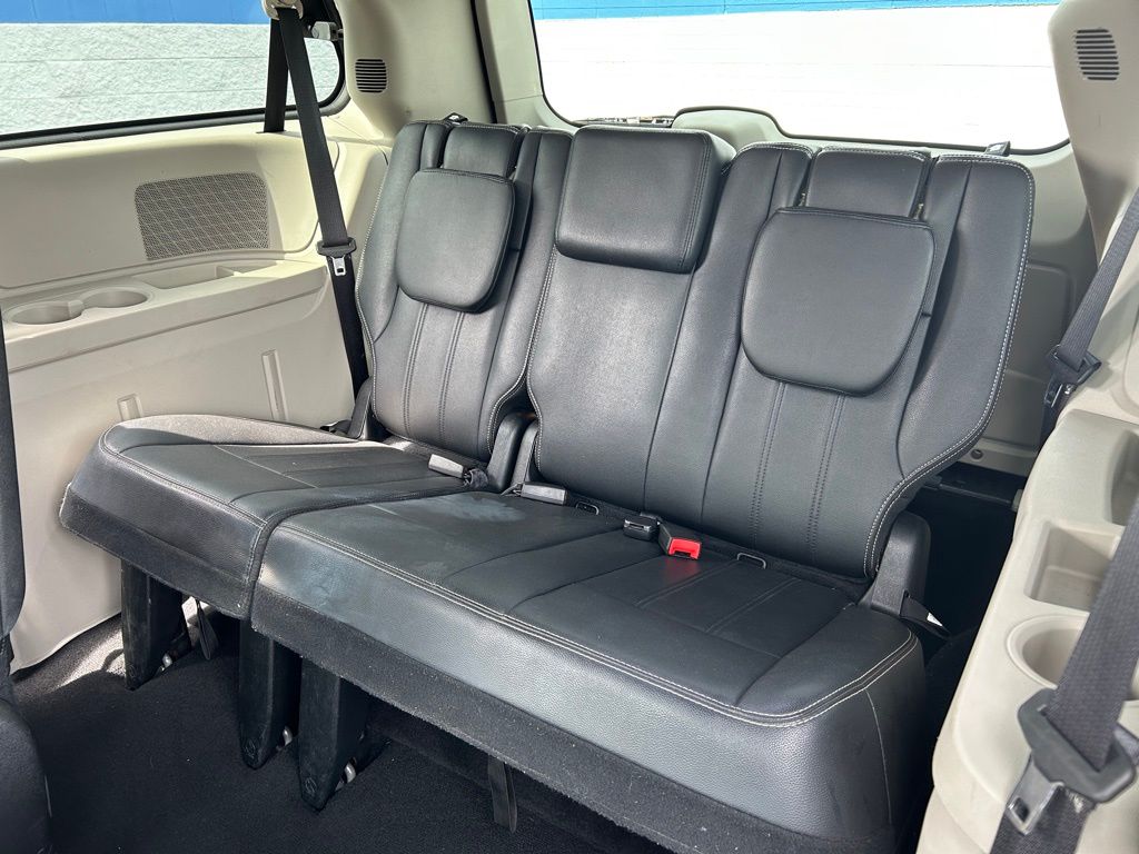 Thumbnail: 2016 Chrysler Town & Country - 20