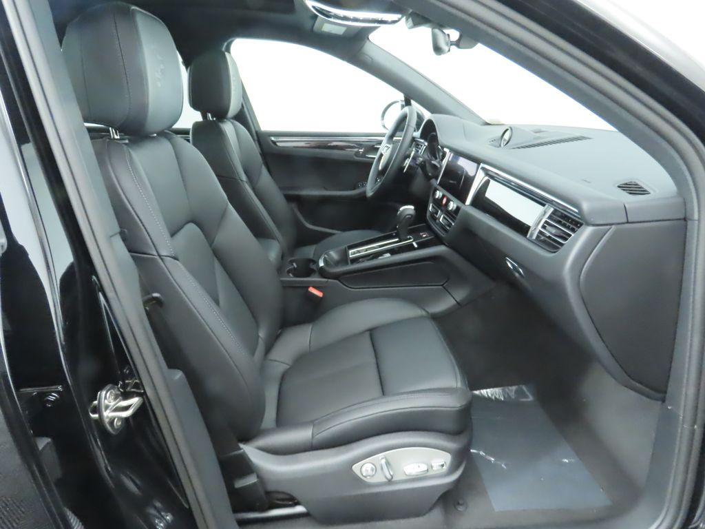 Thumbnail: 2025 Porsche Macan - 23