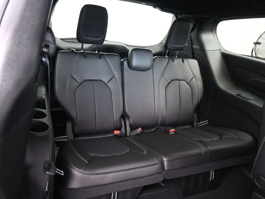 New 2026 Diamond Black Crystal Pearlcoat Chrysler Select image 40