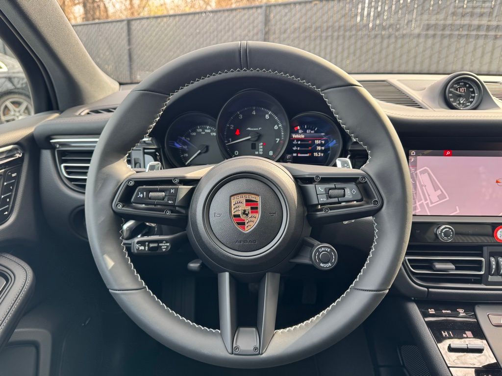2025 Porsche Macan  19