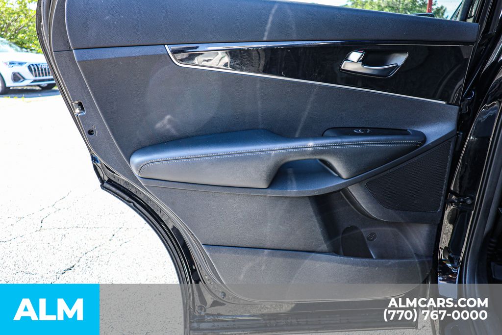 Used 2018 Black Kia L image 47