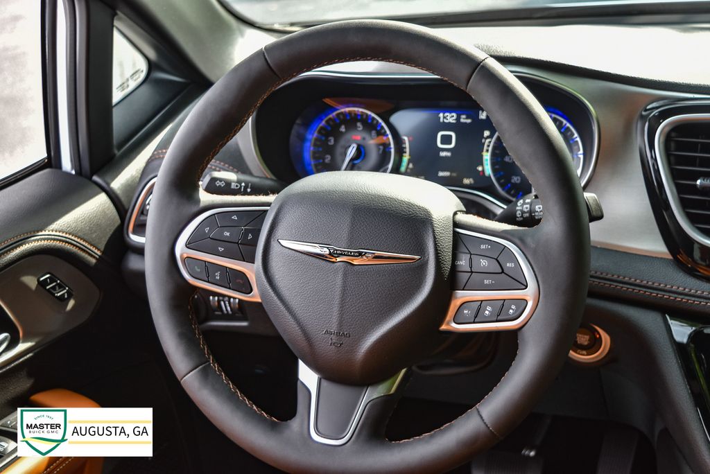 Used 2025 Chrysler Pacifica Van