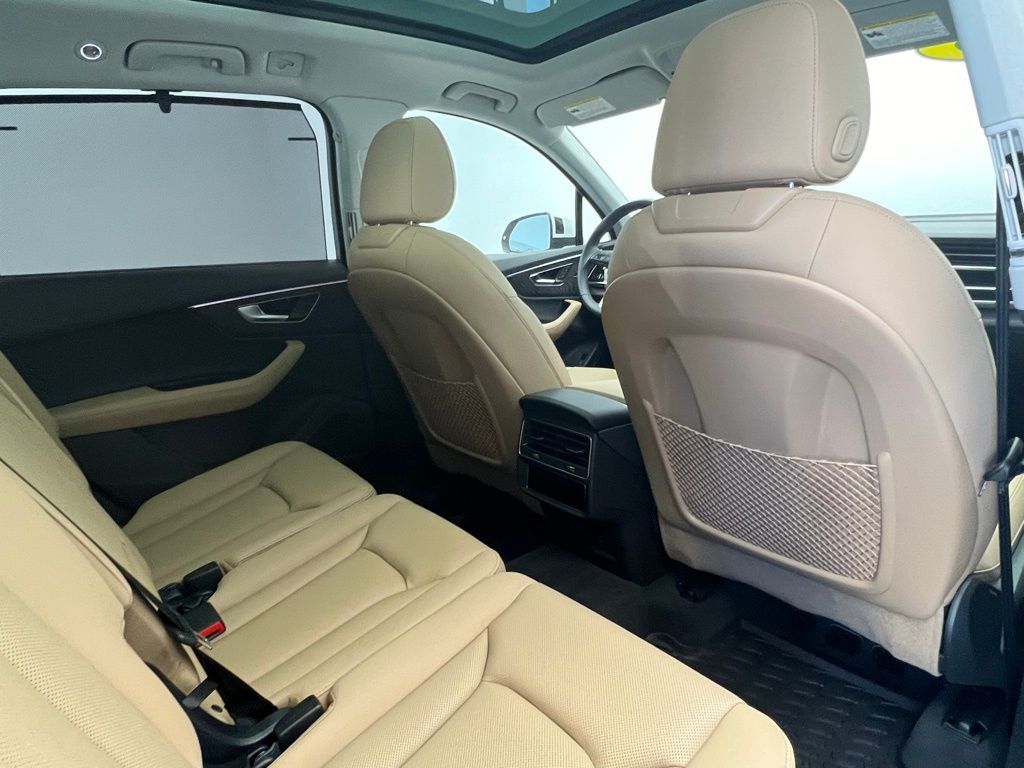 Thumbnail: 2026 Audi Q7 - 9