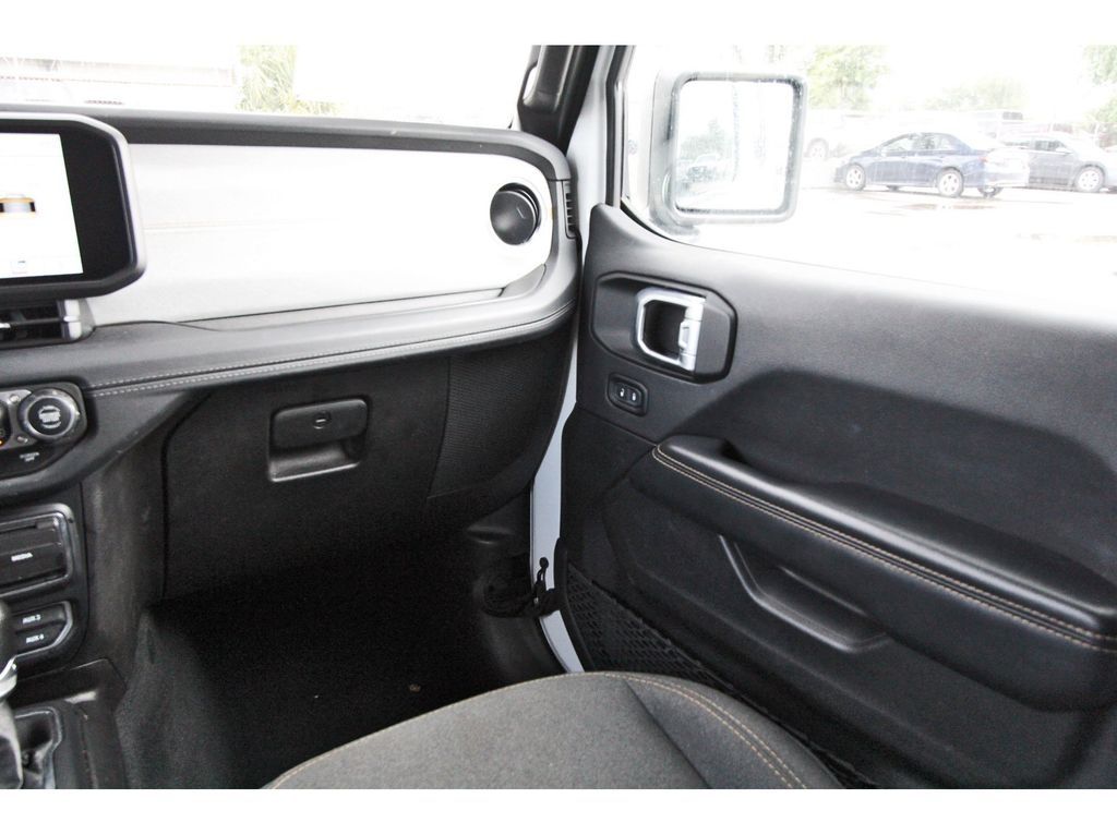 2024 Jeep Wrangler Sahara - 9
