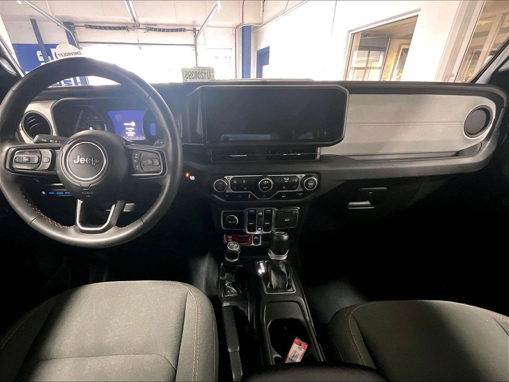 2024 Jeep Wrangler — photo 21