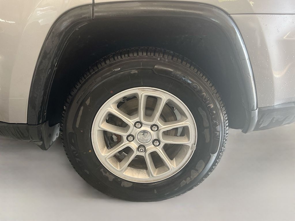 Used 2019 Silver Jeep Laredo image 27