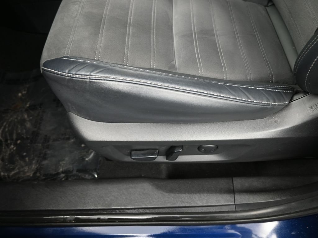 Used 2023 Cosmic Blue Metallic Mitsubishi SE Special Edition image 15