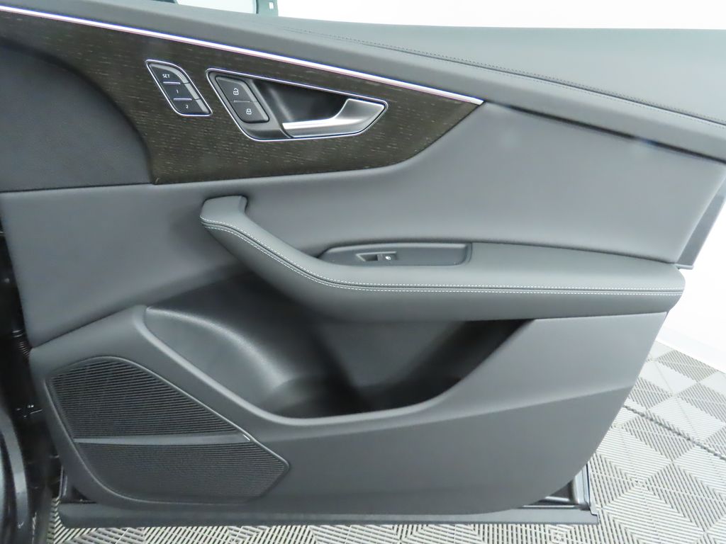 Thumbnail: 2025 Audi Q8 - 27