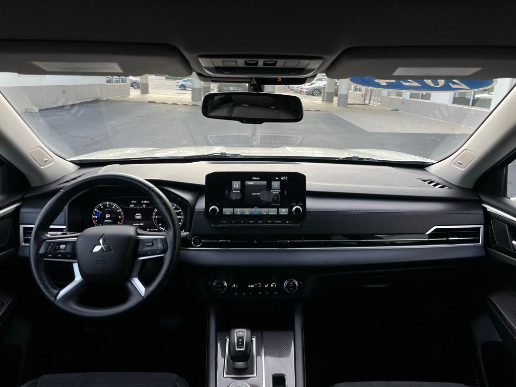 Thumbnail: 2024 Mitsubishi Outlander - 10