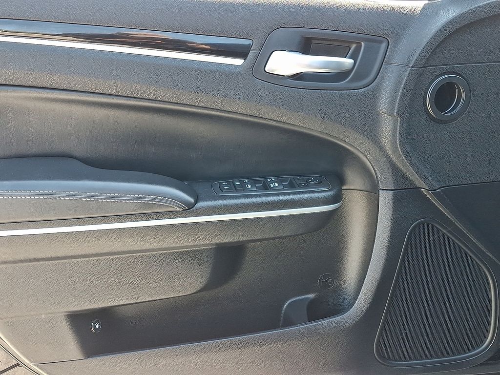 2022 Chrysler 300 — photo 13