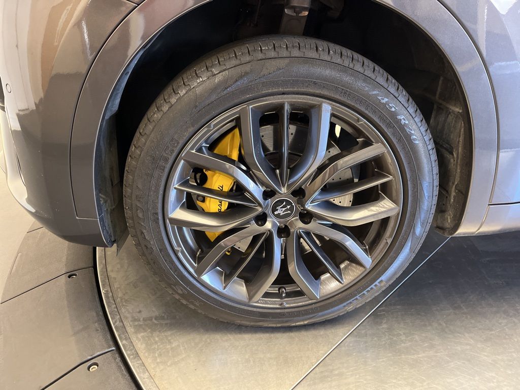 Thumbnail: 2022 Maserati Levante - 10