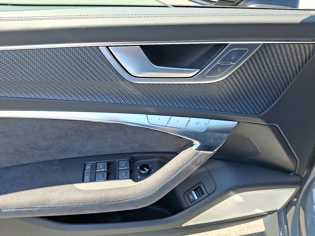 Thumbnail: 2025 Audi RS 6 - 9