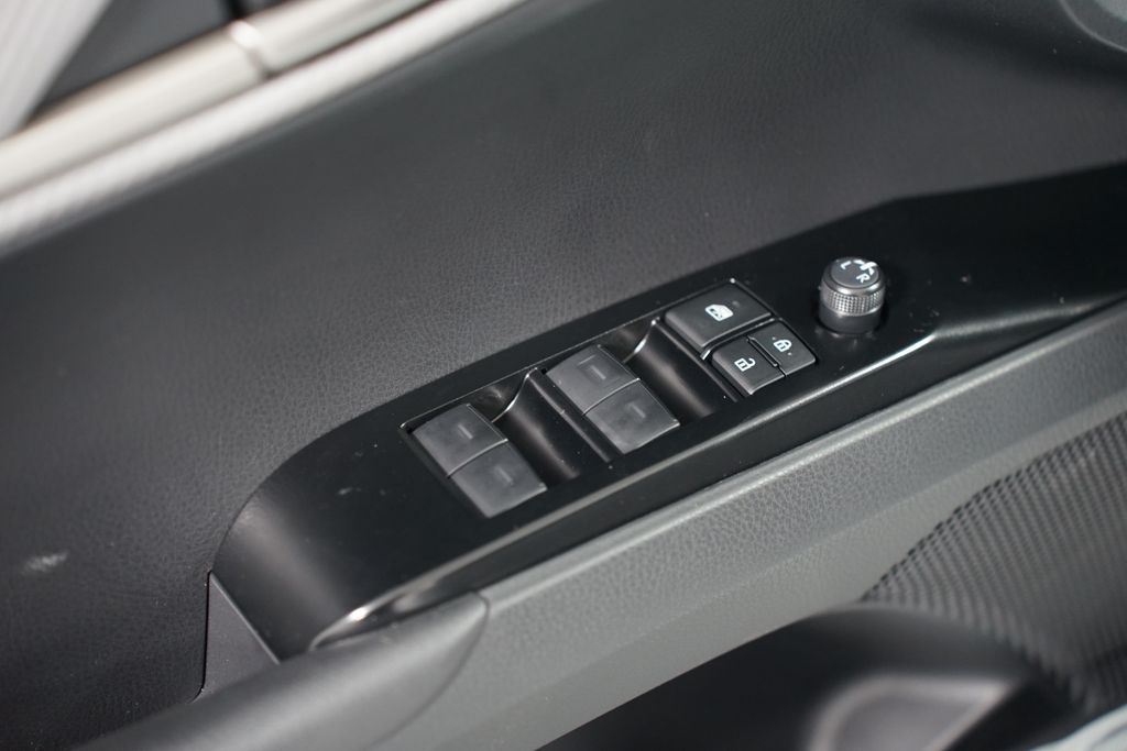 2025 Toyota Camry SE 32