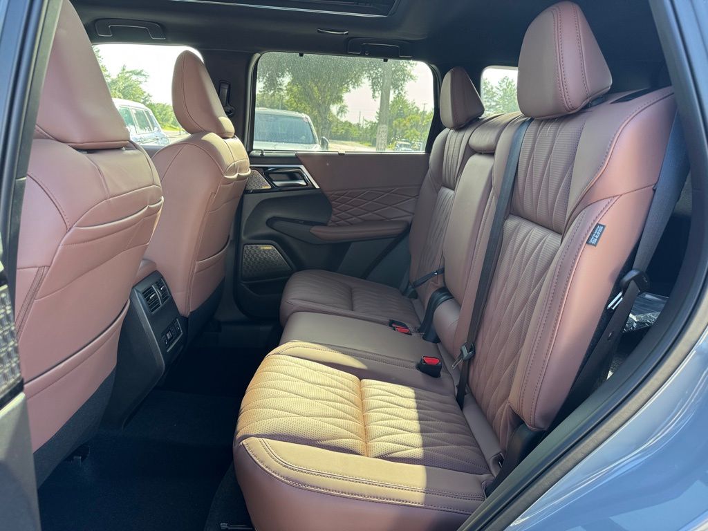 2025 Mitsubishi Outlander SEL photo 11