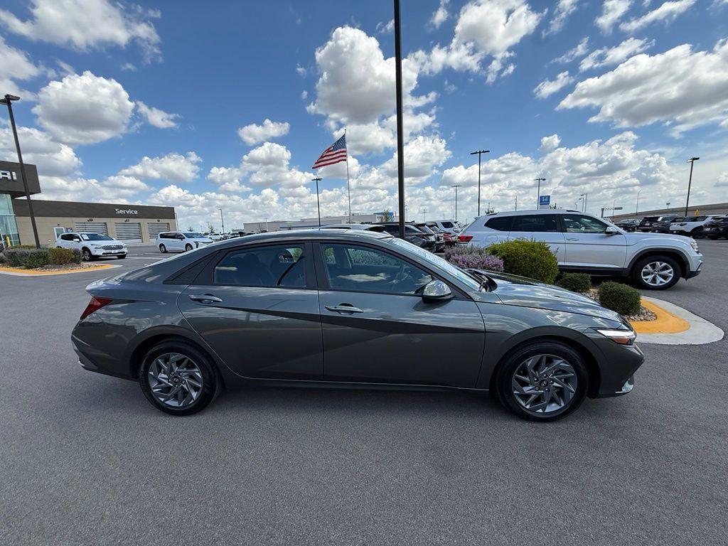 Thumbnail: 2024 Hyundai Elantra - 4
