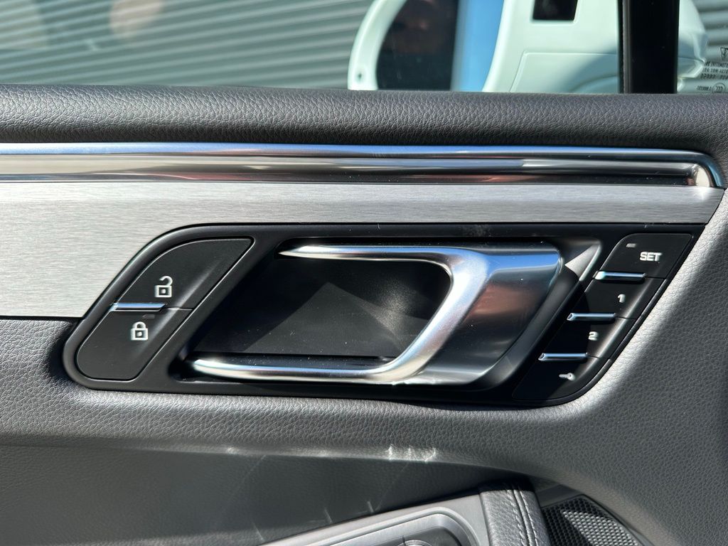 Thumbnail: 2026 Porsche Macan - 19