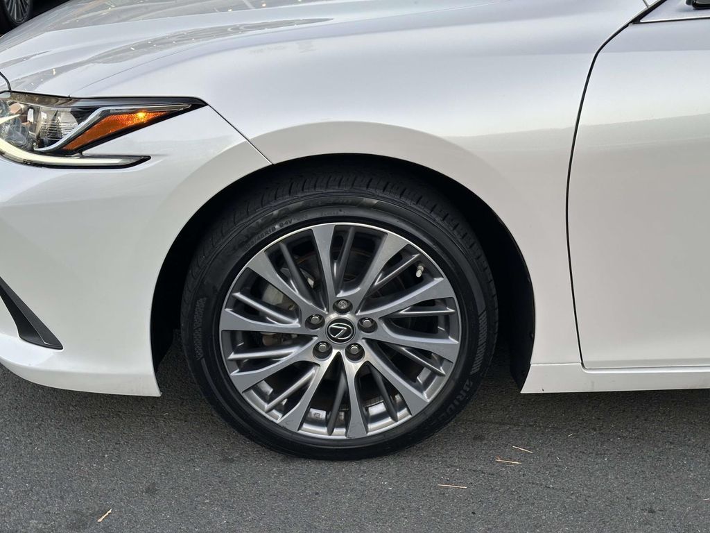 Thumbnail: 2021 Lexus ES - 14