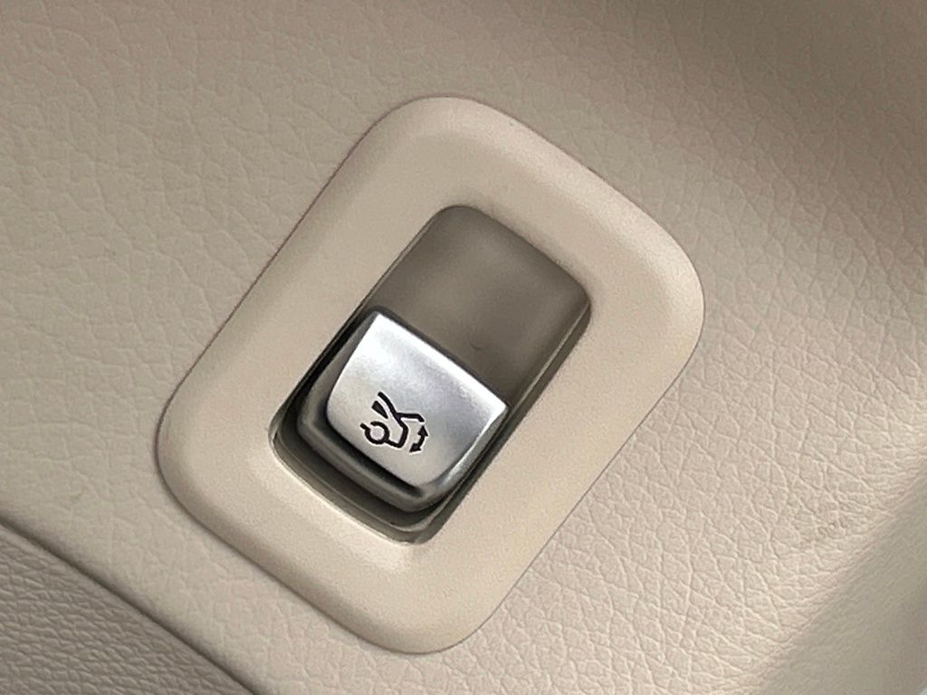 Used 2022  Mercedes-Benz GLC 300 image 56