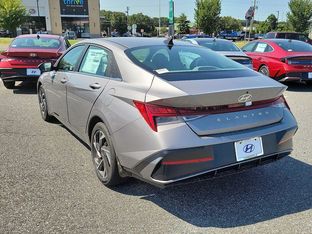 2025 Hyundai Elantra Sport 3