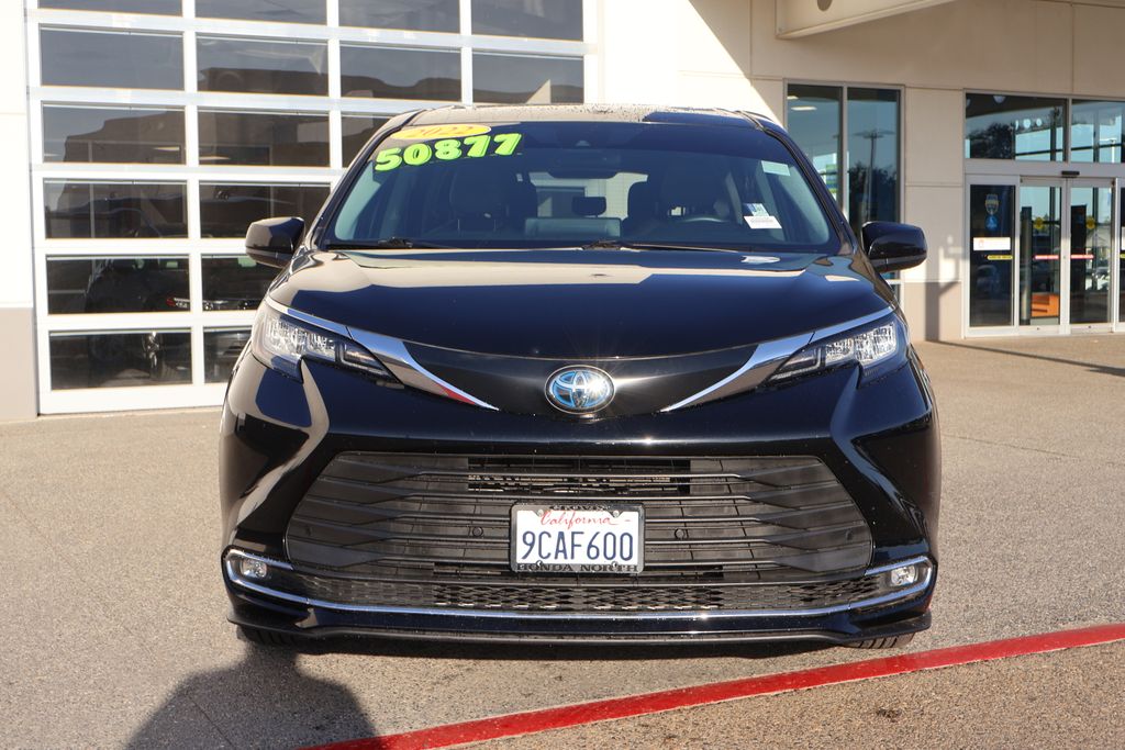 2022 Toyota Sienna XLE 2