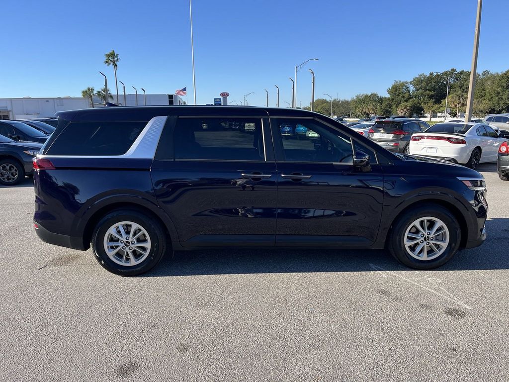 2024 Kia Carnival LX 4