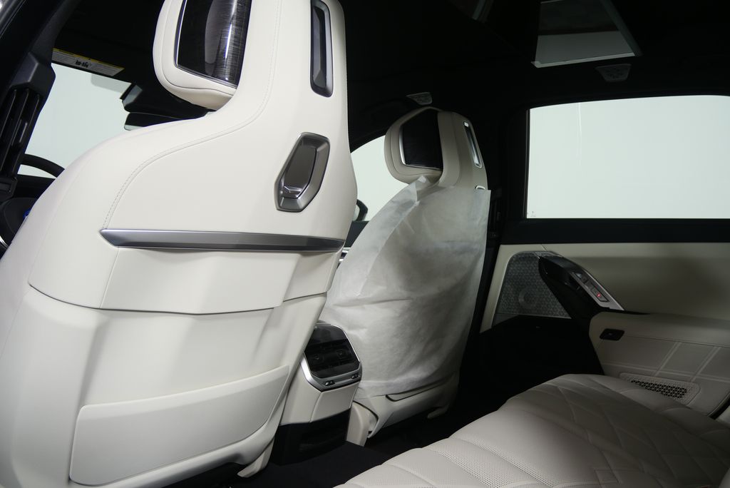 Thumbnail: 2026 BMW i7 - 13