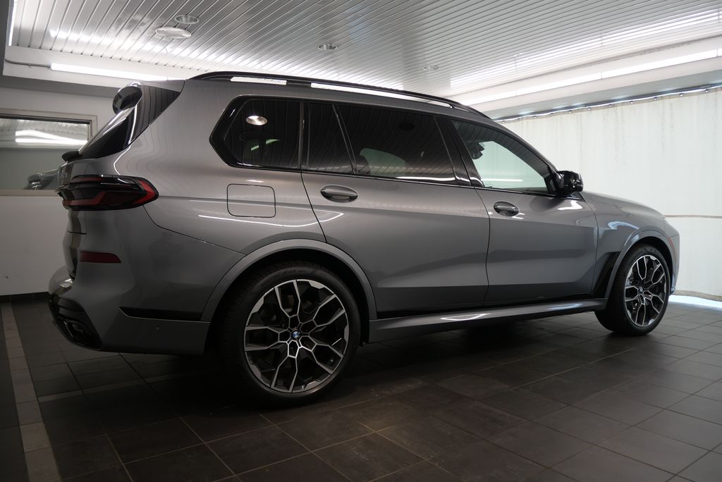 2025 BMW X7 M60i 8