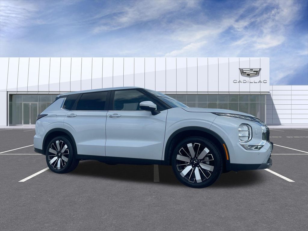 White Diamond/Black Roof 2025 Mitsubishi Outlander SUV / Crossover Front-Wheel Drive Continuously Variable Transmission