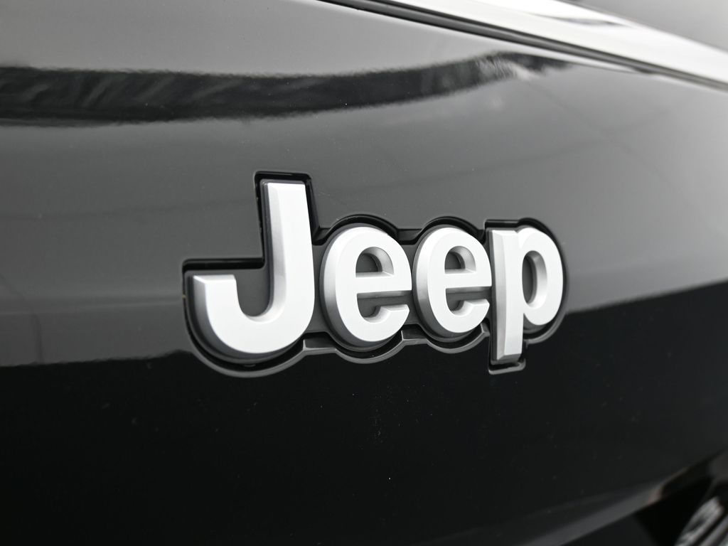 New 2026 Diamond Black Crystal Pearlcoat Jeep Laredo image 34
