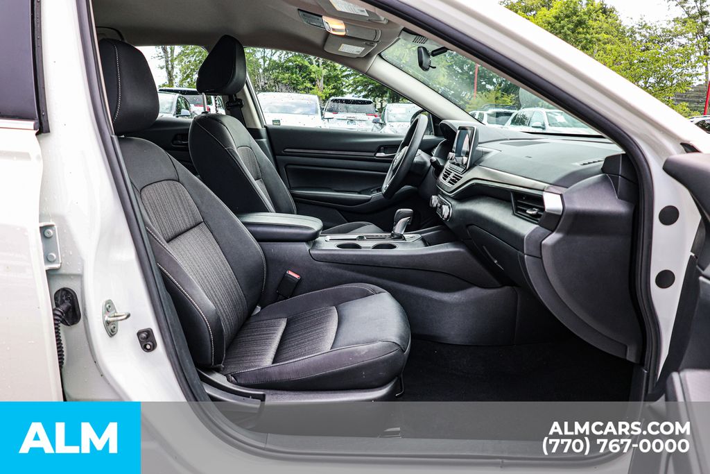 Used 2025 White Nissan 2.5 SV image 21