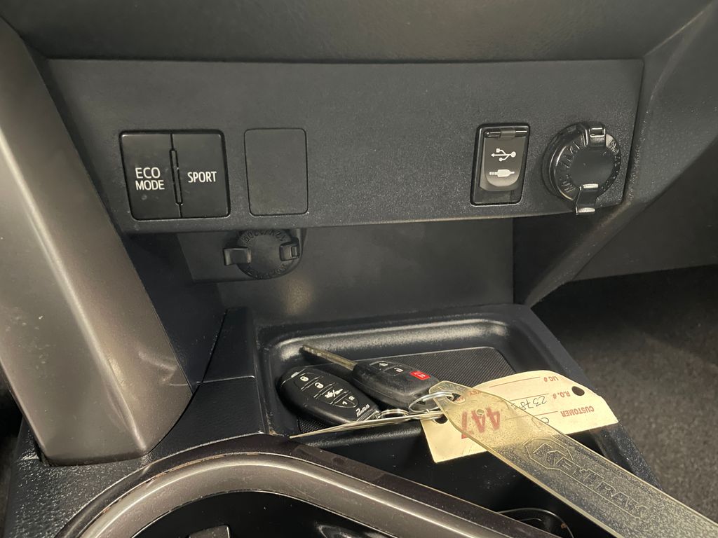 Thumbnail: 2018 Toyota RAV4 - 26