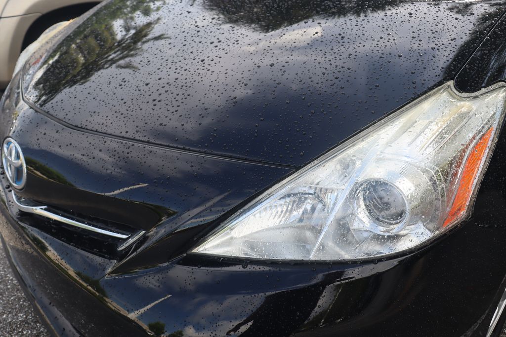 Thumbnail: 2014 Toyota Prius v - 3