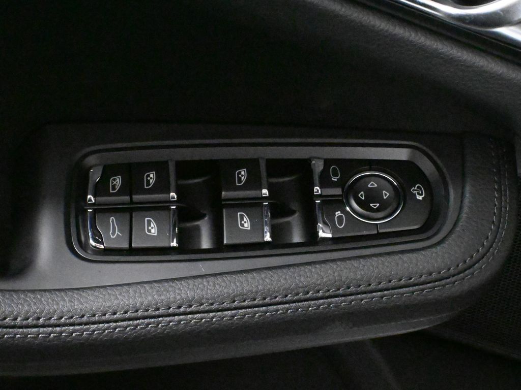 Thumbnail: 2026 Porsche Macan - 32