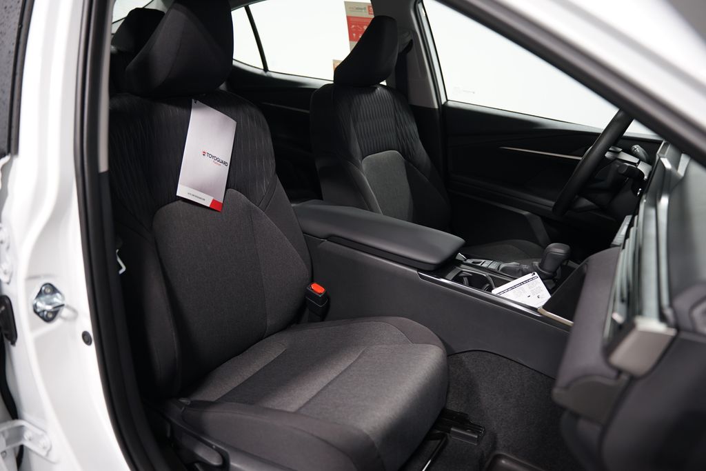 2025 Toyota Camry LE 28