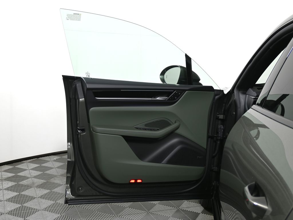 Thumbnail: 2025 Porsche Macan - 30