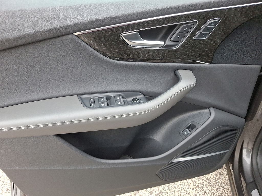 Thumbnail: 2022 Audi Q8 - 13