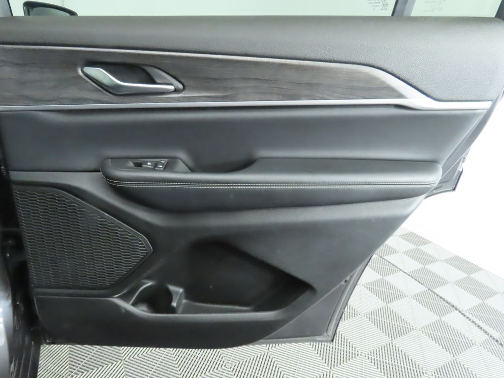 2023 Jeep Grand Cherokee L Limited Edition 28