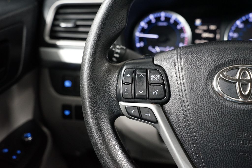 Thumbnail: 2018 Toyota Highlander - 14