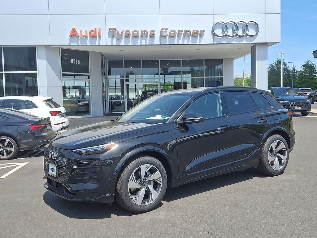 2025 Audi e-tron Premium Hero Image