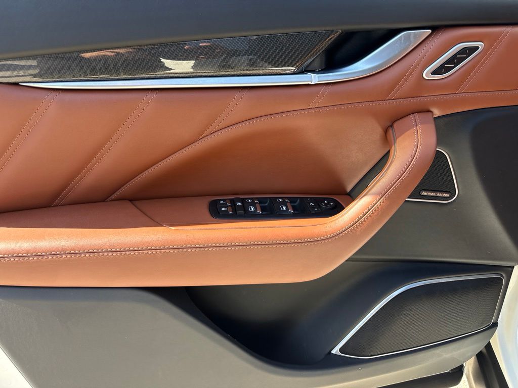 Thumbnail: 2021 Maserati Levante - 9