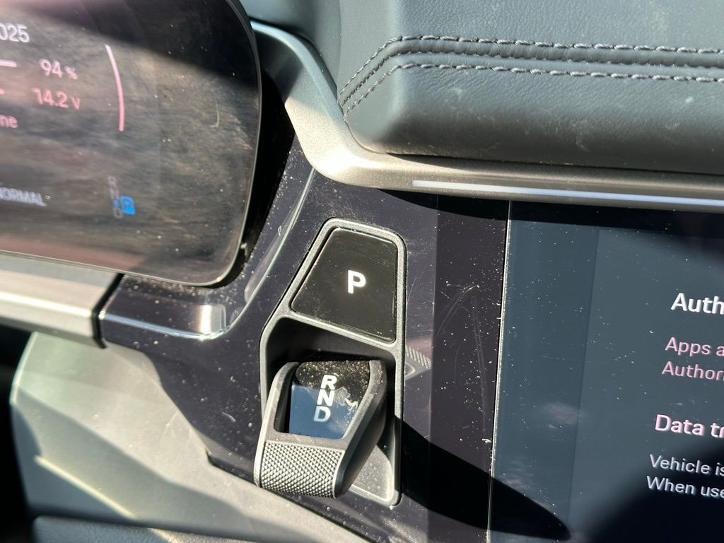 Thumbnail: 2025 Porsche Macan - 32