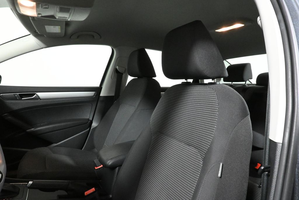 Thumbnail: 2018 Volkswagen Passat - 17