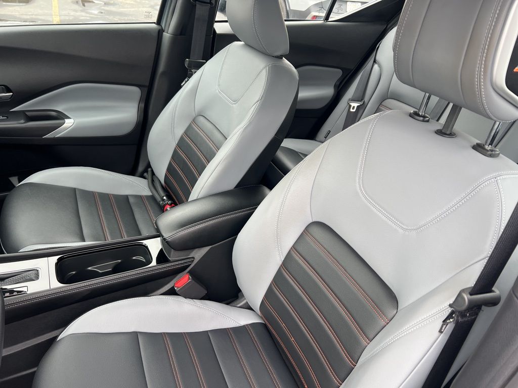 2024 Nissan Kicks SR photo