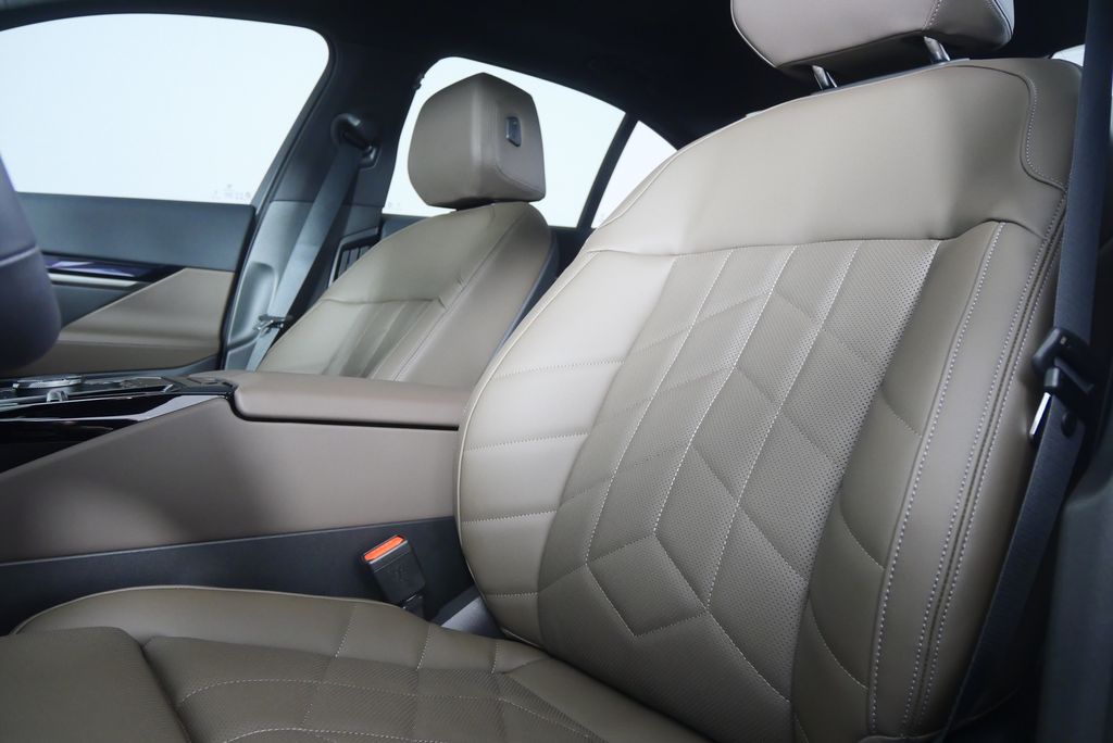 Thumbnail: 2026 BMW 5 Series - 11