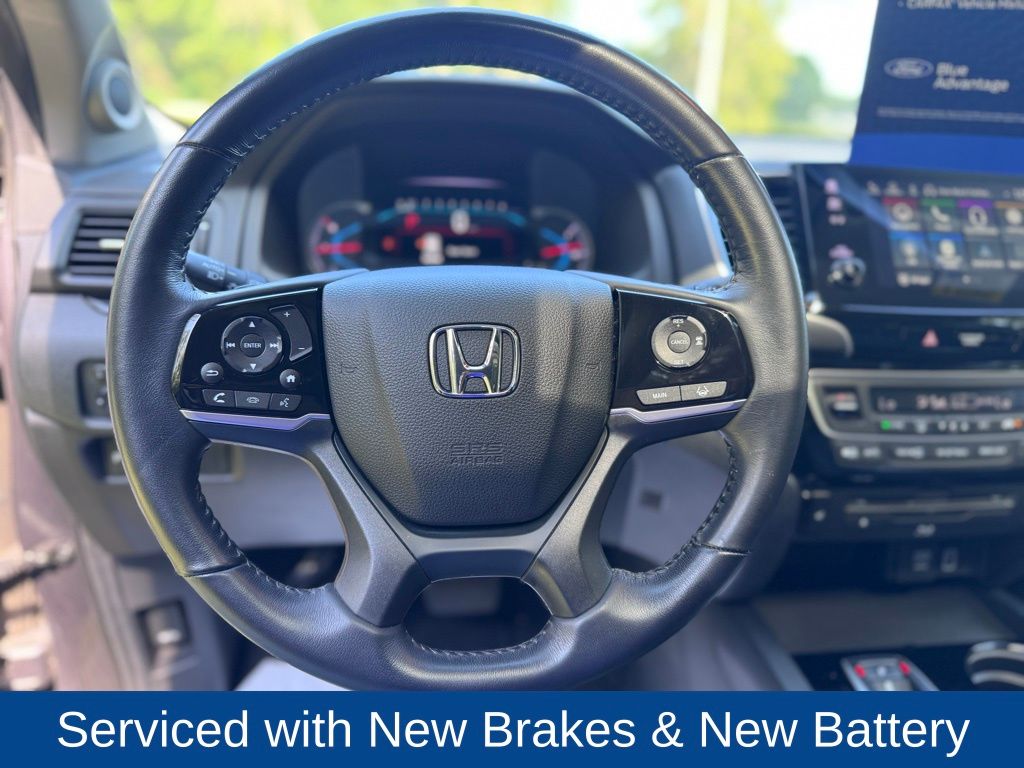 2020 Honda Pilot Touring w/Rear Captain's Chairs