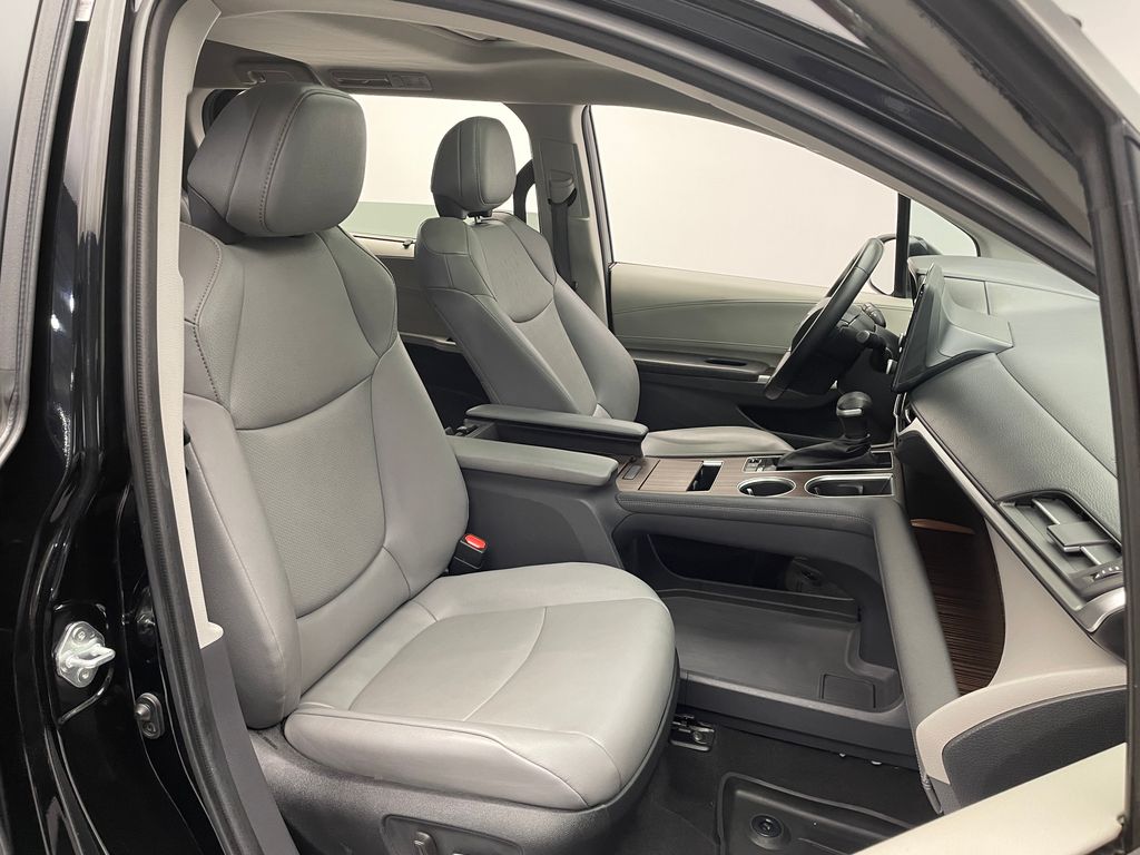 Thumbnail: 2022 Toyota Sienna - 18